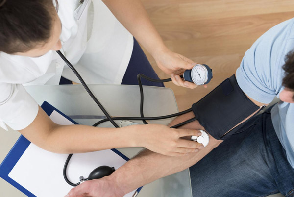 Đo huyết áp bằng máy đo chuyên dụng để chẩn đoán bệnh tăng huyết áp vô căn